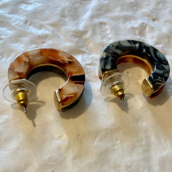 Two-Tone Abalone and Tortoiseshell open hoop gold tone earrings - Picture 4 of 6